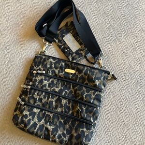 Baggallini cross body bag. Animal print. New w/o tags. Incl detachable coin bag